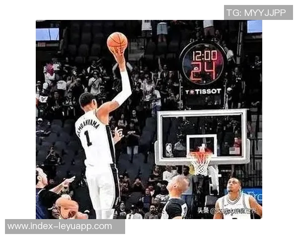 文班半场示意哈珀空接成功引发全场惊叹瞬间